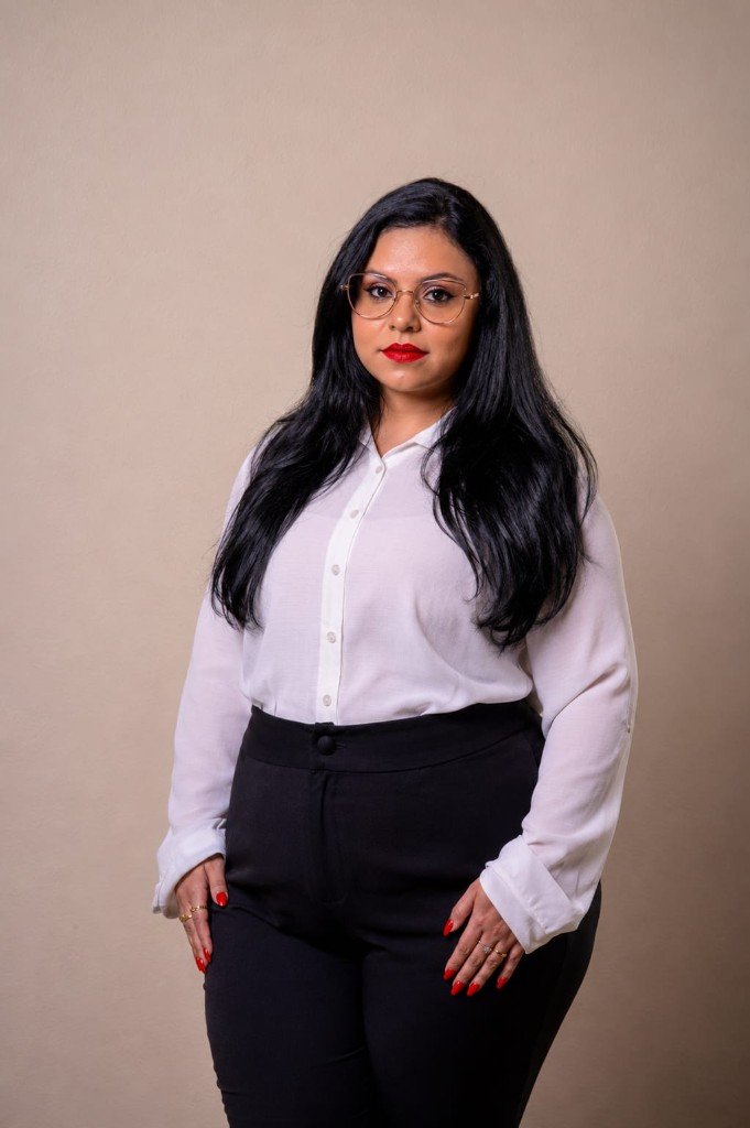 Dra. Karen Lorrayne de camisa branca, visual associado ao eixo Saúde